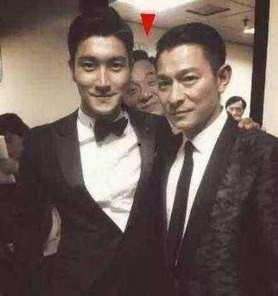 赵薇泰国明星合影,与泰国明星亲密合影