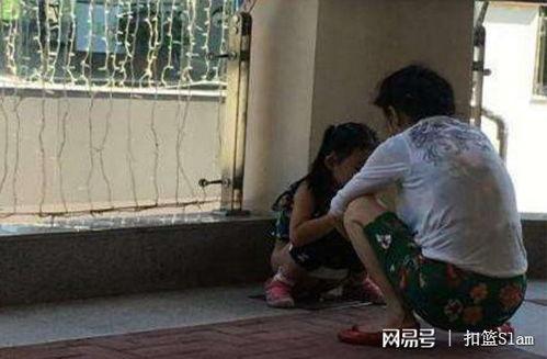 女人大街上小便视频,女子公共场所如厕引发热议