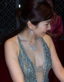 女明星v胸,女明星们的性感魅力瞬间